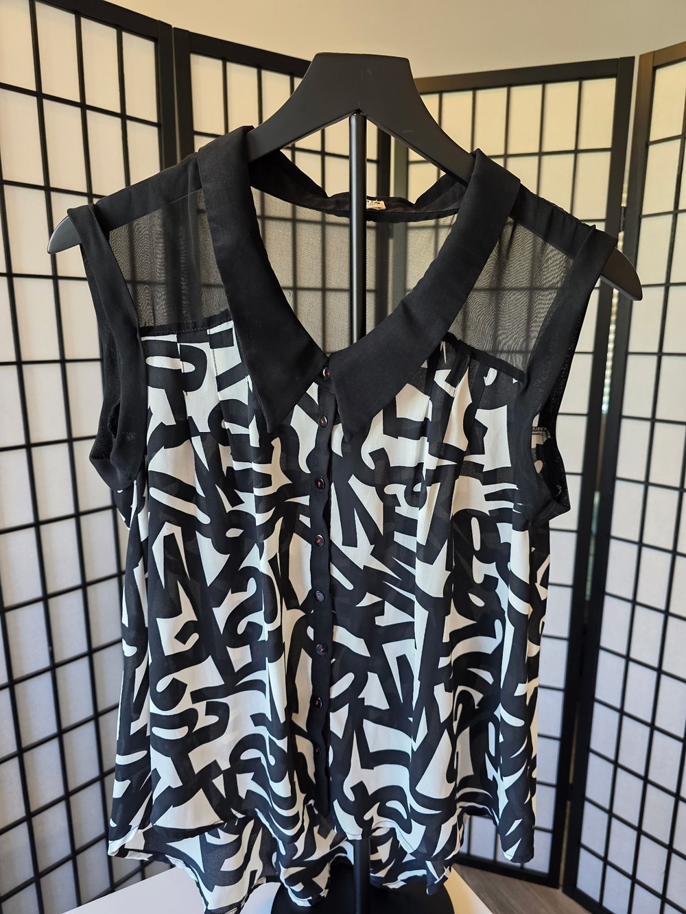 UNIQ Women's Black & White Abstract Button-Front Sleeveless Blouse~ Large No Tag